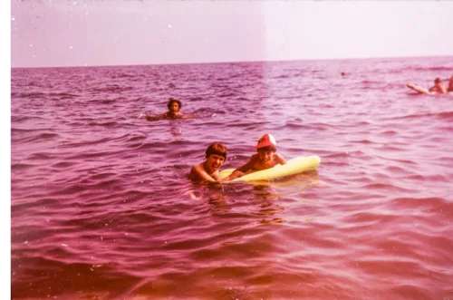 koupání v moři s matračkami