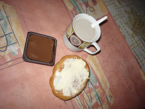 termix s houskou a bílou kávou
